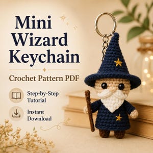 Pode incluir: Um porta-chaves mini mago em croché com túnica e chapéu pontiagudo azul-escuro com estrelas amarelas bordadas, barba branca e cajado castanho. O texto diz Mini Wizard Keychain Crochet Pattern PDF, Step-by-Step Tutorial, Instant Download.