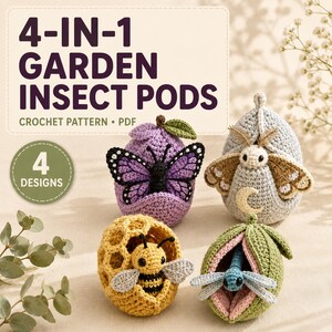 Könnte beinhalten: Vier gehäkelte Insekten-Kapseln mit einem lila Schmetterling, einer grauen Motte mit Mond, einer gelben Bienenwabe und einer grünen Libelle. Der Text lautet 4-IN-1 GARDEN INSECT PODS CROCHET PATTERN PDF sowie 4 DESIGNS. Handgefertigte Garnobjekte.