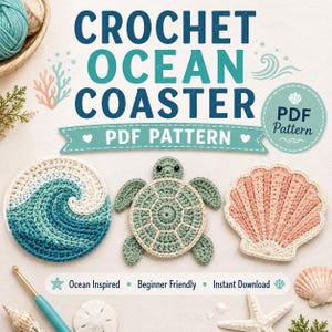 Könnte beinhalten: Eine digitale PDF-Anleitung für gehäkelte Untersetzer im Ozean-Design mit dem Text CROCHET OCEAN COASTER PDF PATTERN. Das Bild zeigt drei gehäkelte Objekte: einen runden Wellen-Untersetzer, eine Meeresschildkröte und eine rosa Muschel.