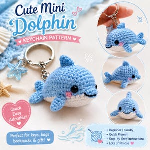 Puede incluir: Un patrón de ganchillo para un llavero de mini delfín con el texto Cute Mini Dolphin KEYCHAIN PATTERN, Quick Easy Adorable y Beginner Friendly. La imagen muestra un delfín de ganchillo azul claro y blanco con ojos negros.