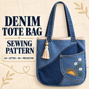 Pode incluir: Uma bolsa tote de ganga azul com duas alças de ombro, um pendente cor de creme e um bolso frontal curvo com margaridas bordadas e um sol amarelo. O texto diz DENIM TOTE BAG SEWING PATTERN A4 • LETTER • A0 • PROJECTOR.