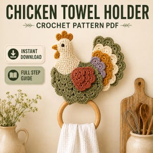 Könnte beinhalten: Eine Häkelanleitung als PDF für einen Hühner-Handtuchhalter, bestehend aus einem cremefarbenen Huhn mit rotem Kamm und Kehllappen sowie einem mehrfarbigen Schwanz in Grün, Orange und Violett. Ein Holzring dient zum Aufhängen eines weißen Handtuchs.