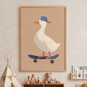 Può includere: Stampa artistica incorniciata con un'anatra dei cartoni animati con un berretto da baseball blu e su uno skateboard blu. L'anatra è bianca con becco e zampe arancioni. Lo sfondo è color beige.