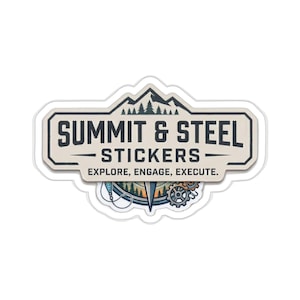 Puede incluir: Una pegatina troquelada con un letrero rectangular beige con el texto azul oscuro SUMMIT & STEEL STICKERS y EXPLORE, ENGAGE, EXECUTE. El diseño incluye un pico de montaña, una brújula, pinos y engranajes mecánicos en azul y naranja.