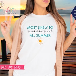 Puede incluir: Camiseta blanca con el texto "MOST LIKELY TO be at the beach ALL SUMMER" en letras azul verdoso y negras. Un gráfico de sol amarillo se encuentra debajo del texto.