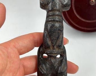 Colgante del dios sol de piedra magnética negra, amuleto tallado inspirado en la cultura Hongshan, talismán chamánico de magnetismo débil, joyería de estilo primitivo.