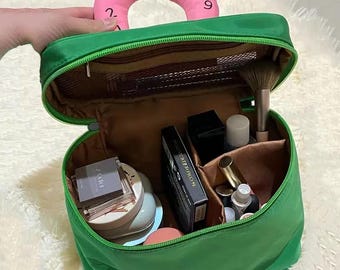 Neceser con asa numerada, organizador de cosméticos portátil de gran capacidad para viajes, estuche de aseo estético en verde y rosa.