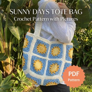 Può includere: Una borsa all'uncinetto con un motivo di soli gialli centrati su quadrati azzurri, bordati con filo bianco. Il testo SUNNY DAYS TOTE BAG Crochet Pattern with Pictures è visibile in alto e un badge color pesca riporta PDF Pattern.
