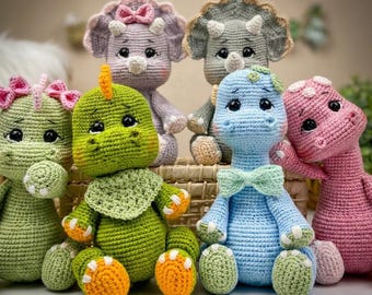 BUNDLE 6 in 1 Dinosaurier Häkelpuppen | Amigurumi Dino Plüsch Set | Süße Triceratops, Brontosaurus Plüschtiere | Handgemachte Stofftier-Geschenk-Packung