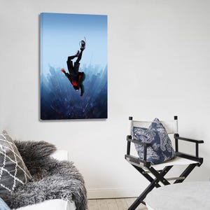 Puede incluir: Un lienzo con una ilustraci&oacute;n din&aacute;mica de un superh&eacute;roe con un traje negro y rojo, en el aire, contra un fondo de un paisaje urbano y un cielo azul degradado. La obra de arte captura la sensaci&oacute;n de movimiento y aventura, adecuada para la decoraci&oacute;n del hogar moderna.