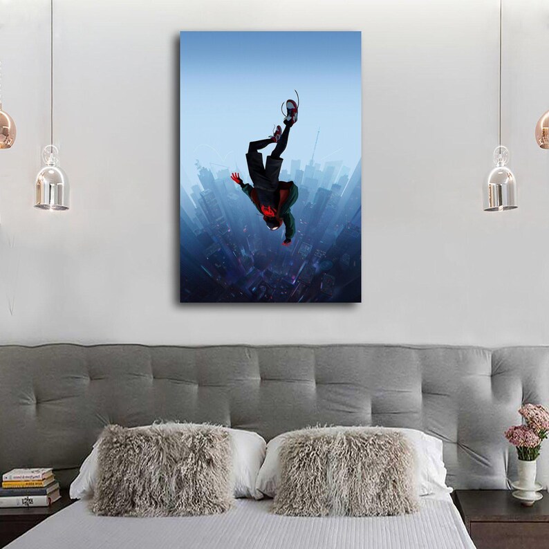 Puede incluir: Impresi&oacute;n en lienzo que representa a un superh&eacute;roe en una pose din&aacute;mica, en el aire, contra un fondo de paisaje urbano. La figura est&aacute; vestida con un traje negro y rojo, con una chaqueta verde. La obra se exhibe en una pared sobre una cama.