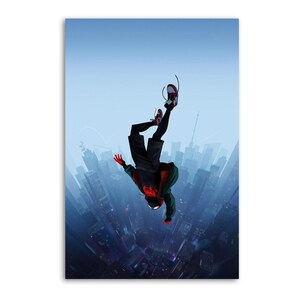 Puede incluir: Un p&oacute;ster que presenta a un superh&eacute;roe en una pose din&aacute;mica, cayendo de cabeza hacia un paisaje urbano. El personaje lleva un traje negro y rojo con una chaqueta verde. El fondo muestra un cielo azul y una ciudad borrosa.