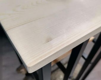 Estante metálico para leña con estante de madera