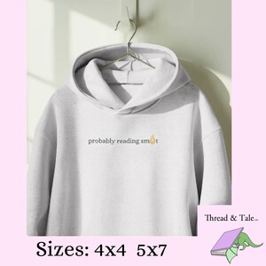 Broderidesign med förmodligen läsning av smuts | Rolig romansläsarcitatfil PES DST EXP | Booktok Estetisk 4x4 5x7 bild 2