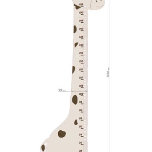 Può includere: Un'asta di misurazione dell'altezza a forma di giraffa beige con macchie marroni e una scala di misurazione in millimetri. L'asta misura fino a 155 cm ed è alta 1186 mm. Il corpo della giraffa è largo 287 mm e spesso 99 mm.