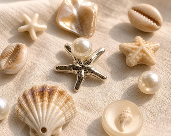 Conjunto de 11 enfeites para tamancos em formato de conchas de praia, estrelas-do-mar e pérolas.