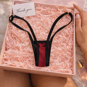 Può includere: Un set di tre tazze in ceramica con finitura opaca e macchiettata. Ogni tazza presenta un colore diverso: azzurro, crema e grigio. Le tazze hanno un design semplice e moderno, perfette per caffè o tè.