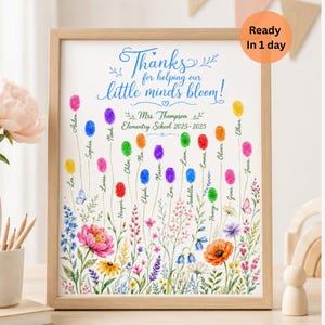 Puede incluir: Una impresión enmarcada con el texto "¡Gracias por ayudar a florecer a nuestras pequeñas mentes!" y el nombre "Mrs. Thompson Elementary School 2025-2025." La obra presenta flores de huellas dactilares coloridas con nombres y un borde floral de acuarela.