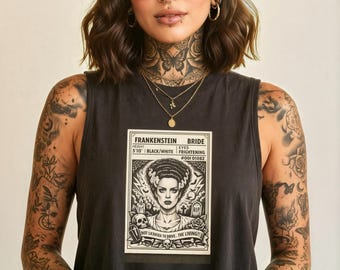 Może przedstawiać: Ciemnoszary bezrękawnik z graficznym nadrukiem przedstawiającym Pannę Młodą Frankensteina. Wzór zawiera tekst FRANKENSTEIN BRIDE, height 5'10, eyes FRIGHTENING oraz napis NOT LICENSED TO DRIVE... THE LIVING!!