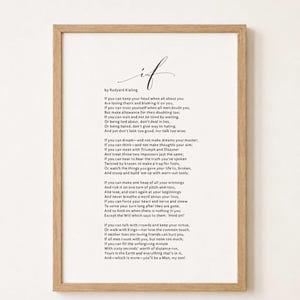 Può includere: Una stampa artistica da parete incorniciata che presenta la poesia If di Rudyard Kipling in testo nero con grazie su sfondo bianco. Il titolo If è scritto in un grande ed elegante carattere corsivo in alto. Il testo è racchiuso in una cornice in legno chiaro.
