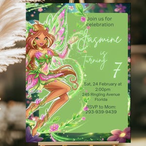 Könnte beinhalten: Ein rechteckiges Geburtstagseinladungsschild auf einer Holzstaffelei mit einer Fee mit braunem Haar, grünen und rosa Flügeln und einem Blumenoutfit. Der grüne Hintergrund enthält den Text: Join us for celebration, Jasmine is turning 7, Sat, 24 February at 2:00pm, 245 Ringling Avenue Florida, RSVP to Mom: 293-939-9439.