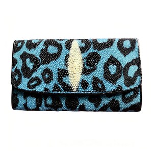 Op de afbeelding: Een blauwe clutch portemonnee met een zwart luipaardprint ontwerp. De portemonnee heeft een klepsluiting en een centrale witte streep. De buitenkant heeft een getextureerd, gestippeld uiterlijk.