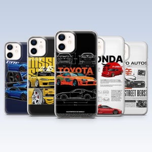 Puede incluir: Una colección de fundas para teléfonos con diseños de coches. Las fundas muestran varios modelos de coches en diferentes colores, incluyendo azul, amarillo, naranja y rojo. Algunas fundas tienen dibujos técnicos y texto, con el Toyota Supra destacado.