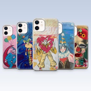 Op de afbeelding: Een verzameling van vijf telefoonhoesjes met kleurrijke, artistieke ontwerpen. Elk hoesje toont een unieke illustratie van een clown of nar, met verschillende stijlen en kleurenpaletten. De ontwerpen omvatten clowns met ballonnen, harten en feestelijke kleding.