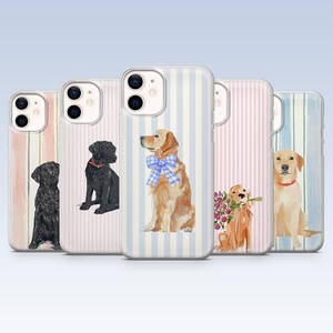 Peut inclure: Plusieurs coques de téléphone avec des illustrations de chiens. Les coques présentent différentes races, dont un labrador noir et un golden retriever, chacune avec des accessoires uniques, sur des fonds à rayures.