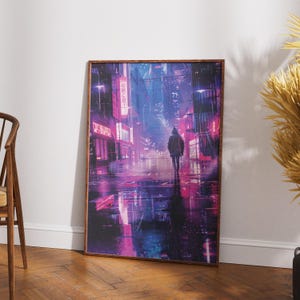 Puede incluir: Impresión artística enmarcada que representa a una persona caminando por una calle iluminada con neones. La obra presenta un paisaje urbano futurista con vibrantes tonos rosas, morados y azules. La impresión está enmarcada en un marco de madera oscura.