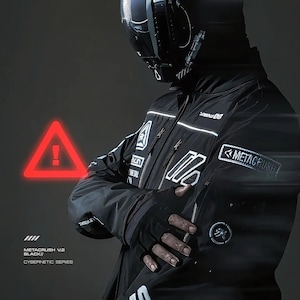 Puede incluir: Chaqueta negra con detalles blancos y el texto "METACRUSH" en la manga. La chaqueta tiene un diseño futurista, con un casco y un símbolo de signo de exclamación rojo en el fondo. También se ve el texto "METACRUSH V.2 BLACK// CYBERNETIC SERIES".