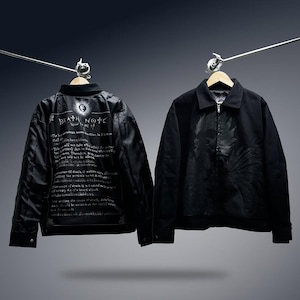 Könnte beinhalten: Eine schwarze Jacke mit Reißverschluss, die vorne einen Grafikdruck einer Figur und hinten den in Weiß gedruckten Text der Death Note-Regeln aufweist. Die Jacke hat einen Kragen, lange Ärmel und eine strukturierte Passform mit glatter Oberfläche.
