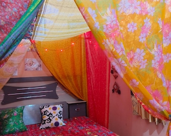 1. Dosel de cama de patchwork de sari de seda reciclado – Decoración de dormitorio estilo boho hippie