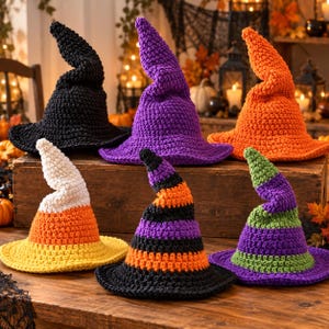 Puede incluir: Seis sombreros de bruja de ganchillo en varios colores y patrones. La colección incluye sombreros lisos negros, morados y naranjas, junto con un sombrero inspirado en el maíz dulce y dos diseños a rayas con lana negra, naranja, morada y verde lima.