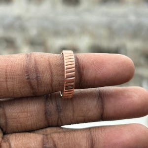 Lineaire getextureerde koperen ring - geribbelde koperen band voor mannen en vrouwen, stapelring muntrand, uniseks koperen trouwring, puur koperen sieraden