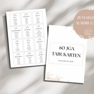 Op de afbeelding: Twee witte kaarten met zwarte tekst. Eén kaart heeft een raster van vakjes met woorden en auto-illustraties. De andere kaart zegt "60 JGA Tabukarten" en "Zum Selbst Ausdrucken". De afbeelding heeft een neutraal kleurenpalet.
