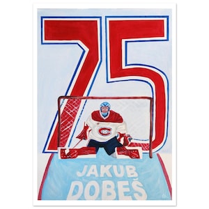 Op de afbeelding: Schilderij van een hockeydoelman in een rood, wit en blauw uniform, voor een doel. Het nummer 75 staat in rood en blauw. De naam van de doelman, JAKUB DOBEŠ, is in het wit geschreven.