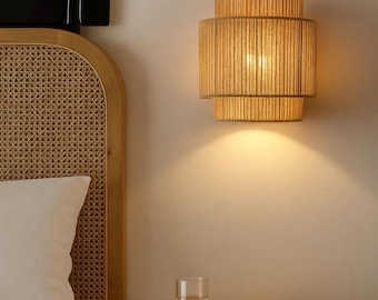 Aplique de pared moderno de bambú curvado: lámpara de pared LED redonda de diseño minimalista para interiores contemporáneos.