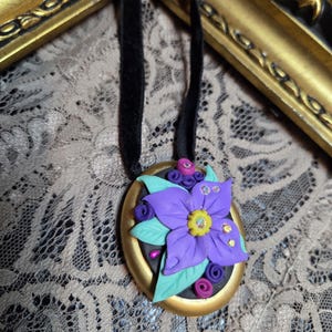 Collar Relicario con Brillo de Labios, Colgante de Flor Violeta en Arcilla Polimérica, Guardapelo Artesanal con Cinta de Terciopelo, Regalo