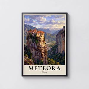 Könnte beinhalten: Gerahmter Kunstdruck von Meteora, Griechenland. Das Bild zeigt ein Kloster auf einer Felsformation, mit Bergen und einem Tal im Hintergrund. Der Druck hat einen schwarzen Rahmen und den Text "METEORA Greece" unten.