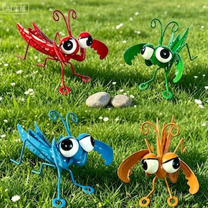 Può includere: Quattro sculture di insetti in metallo nei colori rosso, verde, blu e arancione. Ogni figura presenta grandi occhi bianchi rotondi con pupille nere, sottili antenne di filo metallico e appendici anteriori a forma di artiglio.