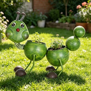 Peut inclure: Une jardinière en métal vert en forme de chenille avec deux segments de corps ronds contenant de petites plantes vertes. La tête possède deux antennes à ressorts, de grands yeux et un nez rouge. Elle repose sur quatre pieds fins.
