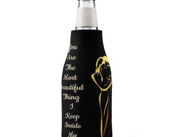 Funda térmica para botellas con cremallera: Ilustración en negro y dorado, tipografía conmovedora.