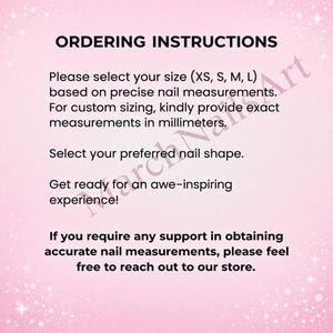 Op de afbeelding: Een lichtroze informatieve afbeelding met witte glitters en zwarte tekst: ORDERING INSTRUCTIONS. Please select your size (XS, S, M, L) based on precise nail measurements. For custom sizing, kindly provide exact measurements in millimeters. Select your preferred nail shape. Get ready for an awe-inspiring experience! If you require any support in obtaining accurate nail measurements, please feel free to reach out to our store.