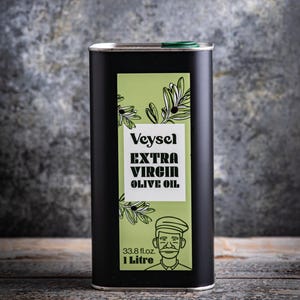 Può includere: Una lattina rettangolare nera di olio d'oliva con un'etichetta verde. L'etichetta presenta il testo "Veysel Extra Virgin Olive Oil" e un disegno di un uomo. La lattina contiene 1 litro di olio d'oliva.