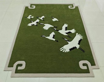 手織りウールラグ、グリーンの鶴のデザイン、手作りエリアラグ、モダンミニマリストカーペット、リビングルームの装飾、カスタムサイズラグ