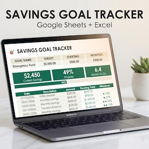 Peut inclure: Un ordinateur portable affiche un suivi des objectifs d'épargne. L'écran montre un objectif de 5 000 $ pour un fonds d'urgence, avec 2 450 $ d'économies et une progression de 49 %. Le tableur comprend des dates, des descriptions, des montants et des jalons.