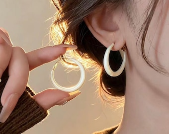 Orecchini a cerchio bianchi, orecchini pendenti eleganti e unici, orecchini delicati e lussuosi, stili minimalisti e sofisticati, gioielli da sposa.