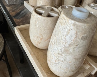 Peralatan mandi. Tempat sabun dan sampo dari marmer