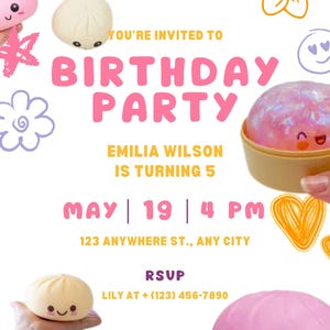 Puede incluir: Una invitación rosa a una fiesta de cumpleaños con el texto "BIRTHDAY PARTY". La invitación incluye el nombre "EMILIA WILSON" y la edad "IS TURNING 5". Elementos decorativos incluyen dibujos de flores y dumplings.